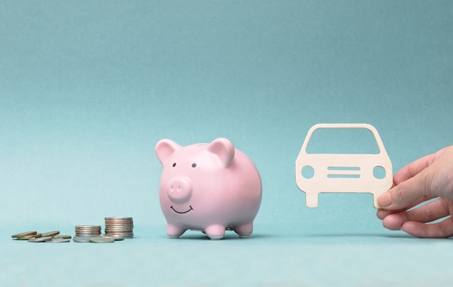 Auto kosten besparen een spaarpot naast een uitgesneden kartonnen auto-icoon