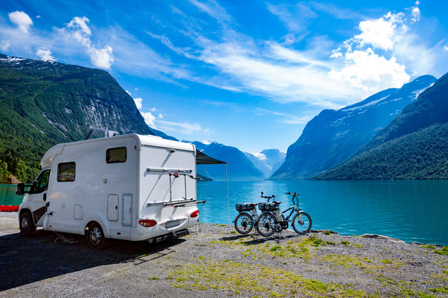 Caravan naast meer